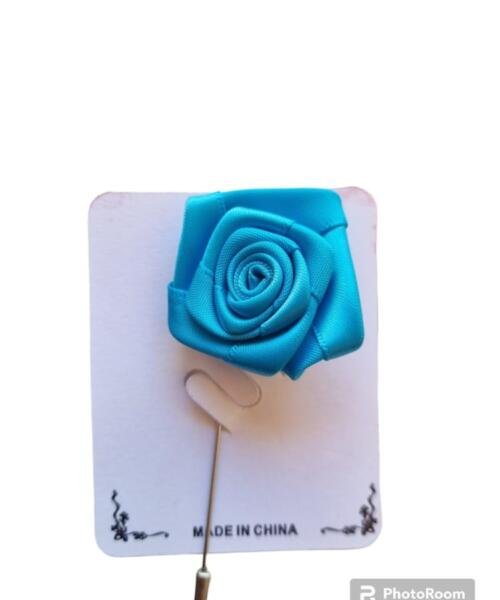 Broche sencillo de rosa celeste