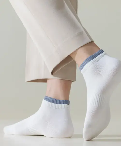 Calcetines cortos blancos con celeste