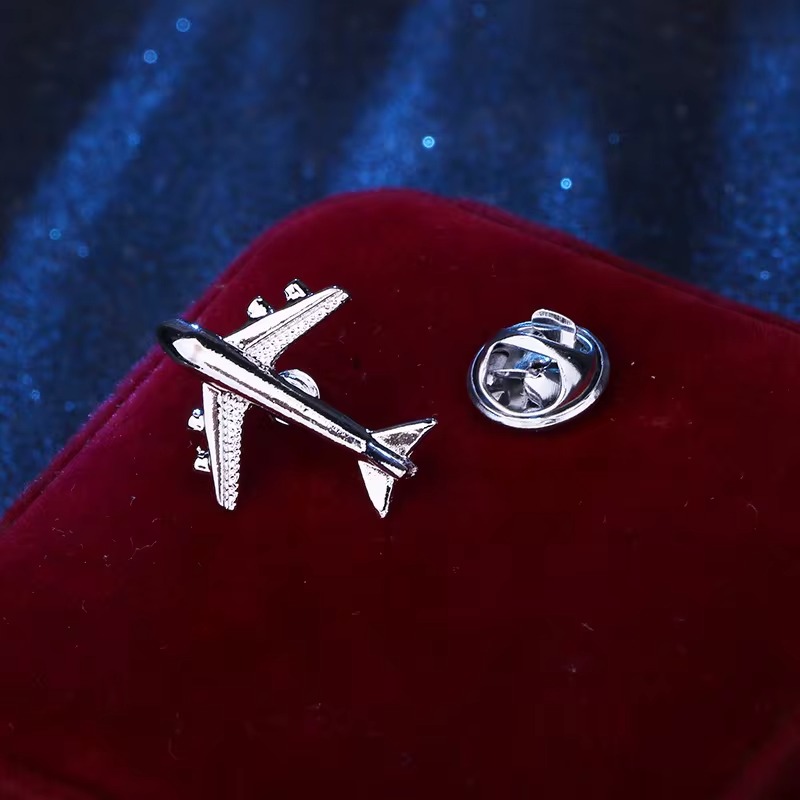 Pin avión plateado – Kumora Ties