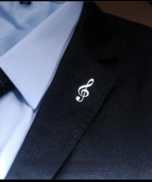 Pin clave de sol plateada