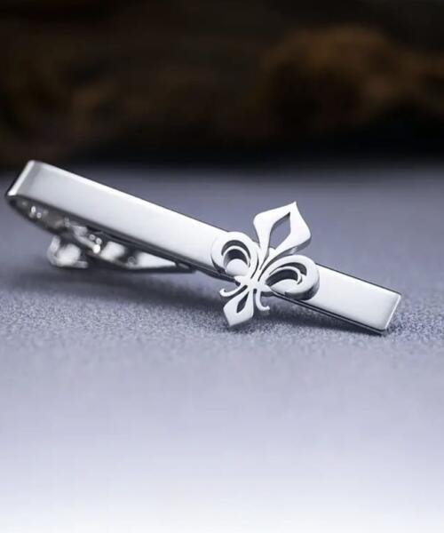 Tie clip flor de loto plateada