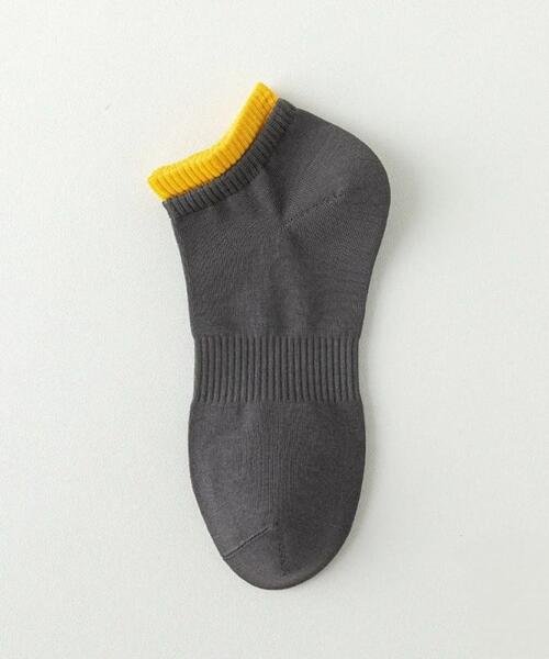 Calcetines cortos gris oscuro con amarillo