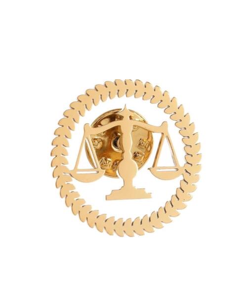 Pin balanza de justicia dorada