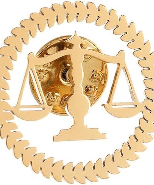 Pin balanza de justicia dorada