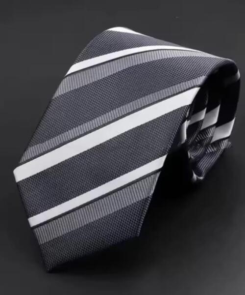 corbata gris de lineas