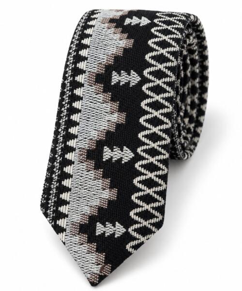 corbata típica negra