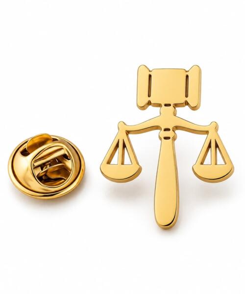pin de balanza de la justicia dorado
