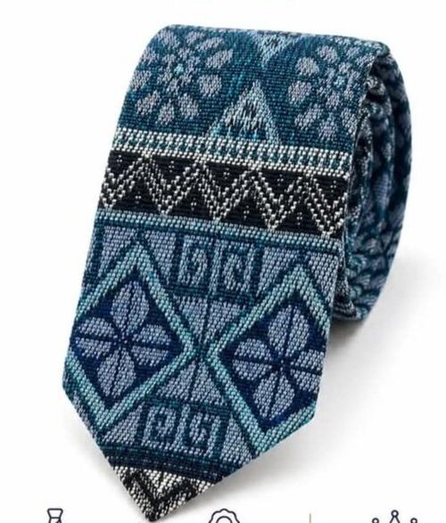 corbata tipica azul